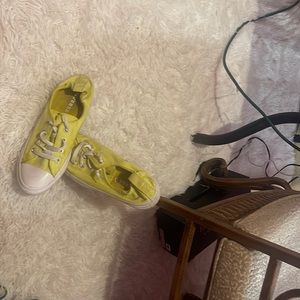 Women yellow size 10 converse